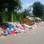 Bak kontainer sampah di Desa Bangunsari yang penuh sampah namun belum diangkut. Foto:  YUNIARDI SUTONDO/BANGSAONLINE