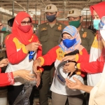Pegawai DP3AKB saat membagi-bagikan face shield di Pasar Kebonagung.