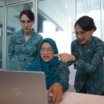 Ketua TP PKK Kabupaten Kediri Eriani Annisa Hanindhito (kanan) saat mendampingi Ketua TP PKK Jawa Timur, Arumi Bachsin, melaunching SIM (Sistem Informasi Managemen) PKK. (Ist).
