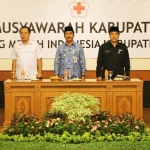 Mantan Sekda Gresik, M. Nadjib saat dinobatkan jadi Ketua PMI Gresik. foto: SYUHUD/ BANGSAONLINE
