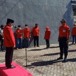H. Ir. Sutar, Wakil Ketua DPC PDI Perjuangan saat memimpin apel HUT ke-49 di Kantor DPC PDIP Kabupaten Pasuruan, Minggu (10/01/22). Foto: Ahmad Fuad/ bangsaonline.com