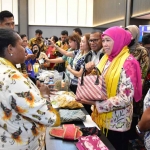 Gubernur Khofifah saat menggelar Misi Dagang Perdana di Papua.