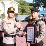 Kapolres Gresik, AKBP Rovan Richard Mahenu, saat memberi penghargaan ke personel berprestasi. Foto: Ist