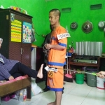 Pelaku memperagakan salah satu adegan sebelum pembunuhan dilakukan.