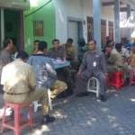 Kepala BLH, Sumarno ketika memberikan pengarahan anak buahnya tentang penilain Adipura 2015. (syuhud/BANGSAONLINE)