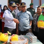 Bupati Tuban, H Fathul Huda didampingi Kadis Pertanian dan Ketahanan Pangan, Murtadji.