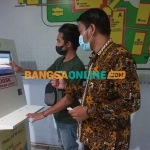 Masyarakat saat mendaftar di aplikasi online yang disediakan RSUD Kota Mojokerto. Foto: ROCHMAT SAIFUL ARIS/BANGSAONLINE