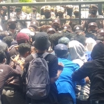 Aktivis PMII terlibat adu dorong dengan petugas. (foto: ist).