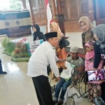Wakil Bupati Tuban Noor Nahar Hussein saat menyerahkan santunan kepada 700 penyandang disabilitas di Pendopo Krido Manunggal Tuban, Jumat (8/6/).