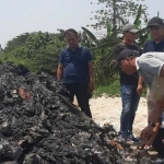 Petugas saat meninjau pembuangan limbah di lahan kosong Desa Cerme Lor Kecamatab Cerme. foto: ist.