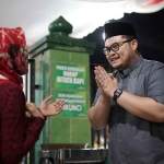 Bupati Kediri, Hanindhito Himawan Pramana, saat memberi salam kepada warga di lingkungan tempat tinggalnya. Foto: Ist