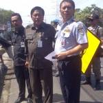 Bupati-Wabup, Sambari Halim Radianto - Moh. Qosim bersama Kadishub, Andhy Hendro ketika memasang rambu lalu lintas. foto: SYUHUD/ BANGSAONLINE