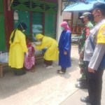 Petugas gabungan saat mengawasi vaksinasi di Desa Sekaralas, Ngawi.