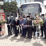 Wali Kota Batu Hj. Dewanti Rumpoko didampingi Ahmad Wahyudi, Kasubdit Multi Moda Angkutan Ditjen Perhubungan Darat saat meluncurkan bus angkutan wisata.