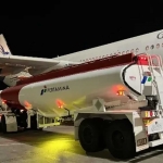 Mobil tangki bahan bakar avtur ketika melakukan pengisian ke pesawat yang akan digunakan untuk penerbangan jemaah calon haji. Foto: Pertamina