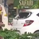 Tangkapan layar dari video perusakan sebuah mobil Honda Brio di Bojonegoro oleh seorang pria. Foto: Ist.