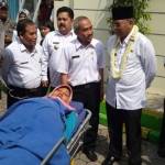 Bupati Malang meninjau pasien yang baru datang di Puskesmas Turen Kecamatan Turen Kabupaten Malang. foto: putut priyono/ BANGSAONLINE