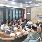 Suasana rapat yang melibatkan DPRD Jember, PT Imasco, DPU Bina Marga Jatim, dan warga Puger.