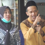 Cawabup Syah Natanegara didampingi istri saat berada di Dukuh Duren, Desa Slawe, Kecamatan Watulimo, Kabupaten Trenggalek. foto: HERMAN/ BANGSAONLINE