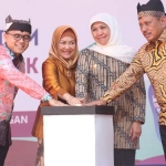 Gubernur Jatim Khofifah bersama Bupati Banyuwangi Azwar Anas, dan Kepala Diskominfo Jatim Ardo Sahak menekan tombol tanda dibukanya Pameran dan Simposium Inovasi Pelayanan Publik Jawa Timur 2019.