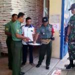 Tim satgas Sergap wilayah Situbondo Kapten Inf Marwito mengecek ketersedian stok beras di gudang Bulog