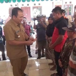 Bupati Jember, Hendy Siswanto, saat membagikan sejumlah BLT dari DBHCHT 2022 kepada masyarakat di Desa Panduman, Kecamatan Jelbuk.