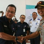 Kapolres Ngawi saat menerima penghargaan dari Dirut PT KAI.