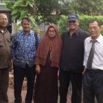 Imam Supriadi (bertopi), pegawai BPK yang menantang duel Ahok foto bersama Sri Bintang Pamungkas usai acara diskusi. foto: rakisa/ BANGSAONLINE
