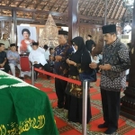 Bupati Indartato dan Wabup Yudi Sumbogo saat salah jenazah di rumah duka, Puri Cikeas.