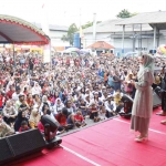 Istri Bupati Trenggalek, Novita Hardini, saat meghadiri penutupan Larung Sembonyo.