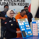 Kepala BNN Kabupaten Kediri, AKBP L. Dewi Indarwati saat menunjukkan tersangka KH dan barang bukti di hadapan awak media, di kantornya, Selasa (17/3). foto: MUJI HARJITA/ BANGSAONLINE