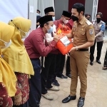 Bupati Tuban Aditya Halindra Faridzky saat menghadiri acara vaksinasi merdeka di Pondok Pesantren Muslimah Tuban, Selasa (7/9/2021). (foto: ist)