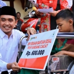 Wakil Wali Kota Adi Wibowo saat menyerahkan bansos kepada salah satu anak disabilitas.