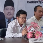 Rian Septrianto Maulana (kiri) bersama Ketua DPC Gerindra Gresik, Asluchul Alif, saat memberi sambutan usai ditunjuk menjadi Ketua Bapilu Gerindra Gresik. Foto: Ist
