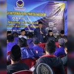 Sekretaris DPW NasDem Jatim, Aminurokhman, saat memberi sambutan.