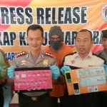 Kapolres Pamekasan AKBP Nowo Hadi Nugroho SH SIK menunjukkan barang bukti. foto: ERRY SUGIANTO/BANGSAONLINE
