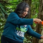 Pj Wali Kota Kediri, Zanariah, saat menyirami pohon usai ditanam. Foto: Ist