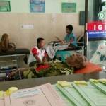TAK KEBAGIAN KAMAR: Tampak beberapa pasien dirawat di lorong dekat pintu masuk IGD. foto: eky nurhadi/ BANGSAONLINE