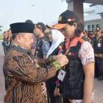Bupati Madiun H.Muhtarom,S.SSos menyematkan keplek di dada petugas sensus. foto: zainal abidin/ BANGSAONLINE