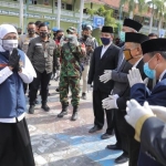 Gubernur Khofifah Indar Parawansa bersama Pangdam V Brawijaya Mayjend TNI Widodo Iryansyah dan Kapolda Jatim Irjen Pol M Fadil Imran disambut para pimpinan dan ustadz Pondok Modern Gontor 2 Ponorogo Jawa Timur, Jumat (10/7/2020) sore. Foto: MMA/bangsaonline.com