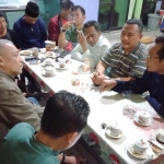 Ahmad Nadir bersama tim relawan saat diskusi dengan pengunjung di salah satu warkop. foto: ist