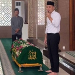 Eri Cahyadi, Wali Kota Surabaya, setelah menyalatkan ibunda Armuji. Foto: Ist.