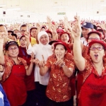 Ribuan buruh rokok Sampoerna di Rungkut sambut kedatangan Khofifah. foto: tim kampanye khofifah-emil.