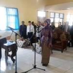 Ketua Yayasan PPL-PT PGRI Tuban, Totok Supijanto saat melantik Rektor Unirow yang baru, Dr. Supiana Dian Nurtjahyani di gedung N Unirow Tuban. (foto: BANGSAONLINE)