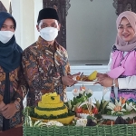 Wabup Mojokerto Gus Barra memberikan potongan tumpeng kepada Ketua DPRD Ayni Zuroh.