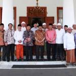 Gubernur Jawa Timur Soekarwo usai menerima para tokoh Madura foto bersama di depan gedung Grahadi. Foto: kominfo pemprov jatim 