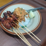 Sate Glembo dengan paduan nasi pecel.