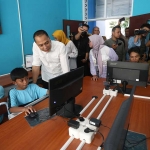 Wali Kota Surabaya Eri Cahyadi saat meninjau fasilitas RIAS yang berlokasi di Jalan Wonorejo Timur, Selasa (15/7/2025).