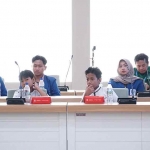 Para pelajar dan mahasiswa penerima beasiswa dari YMI - IKA ITS mengikuti seremoni serah terima beasiswa di Gedung Rektorat ITS. (Ist)