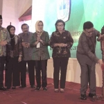 Mendagri, Tjahjo Kumolo menabuh gong tanda dimulainya Rakrenas Apeksi XII yang diadakan di Kota Malang, Rabu (19/7).